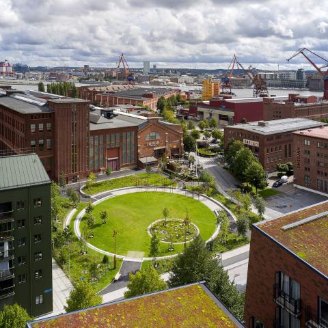 The park seen from above, surrounder by old and new brick buildings
