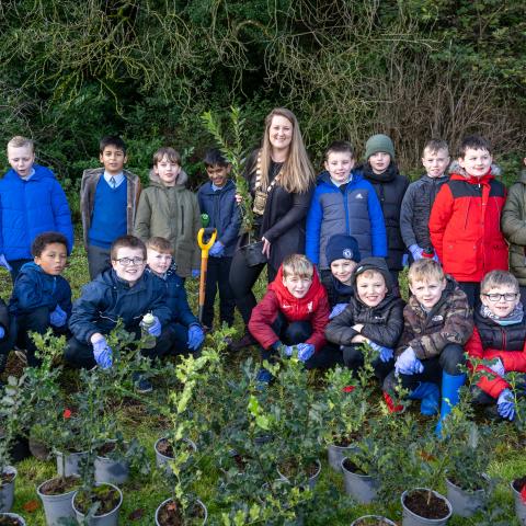 An overview of the children who volunteered to plant trees. 