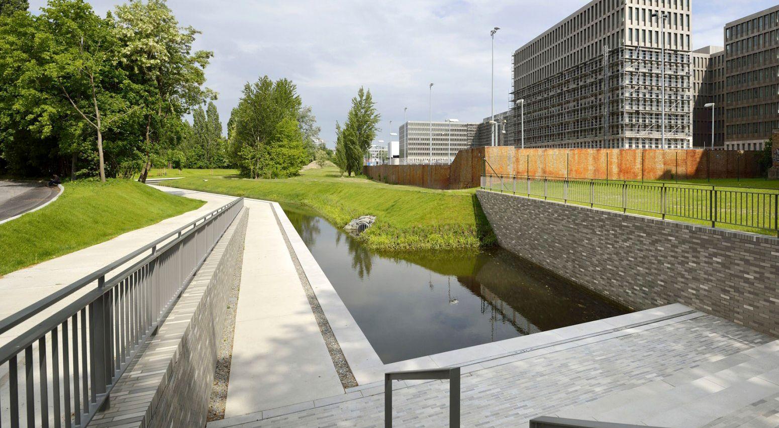 Paths along the Südplanke, next to the Federal Intelligence Service buildings